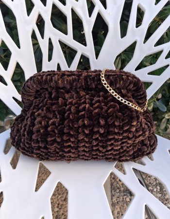 Πλεκτή καφέ τσάντα με χρυσές λεπτομέρεις και αλυσίδα