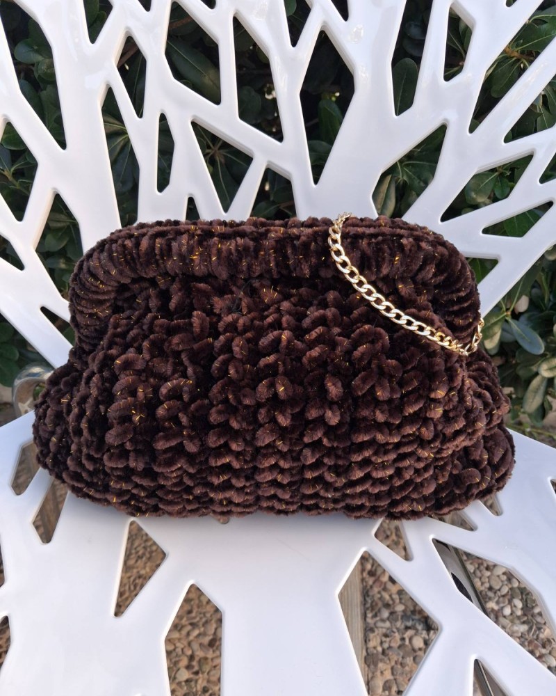 Πλεκτή καφέ τσάντα με χρυσές λεπτομέρεις και αλυσίδα