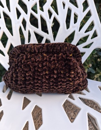 Πλεκτή καφέ τσάντα με χρυσές λεπτομέρεις και αλυσίδα