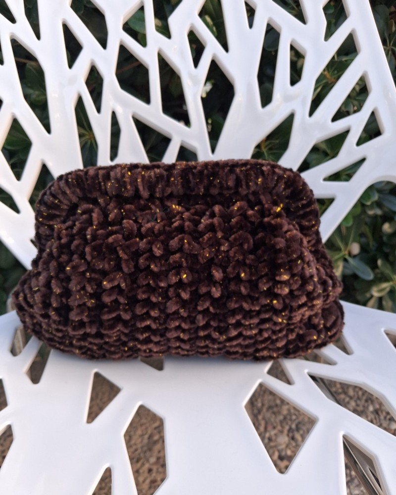 Πλεκτή καφέ τσάντα με χρυσές λεπτομέρεις και αλυσίδα