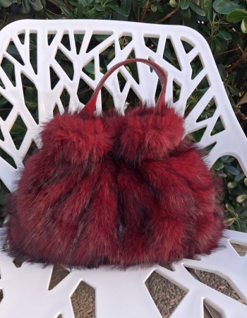 Γούνινο τσαντάκι με κόκκινες λεπτομέρεις