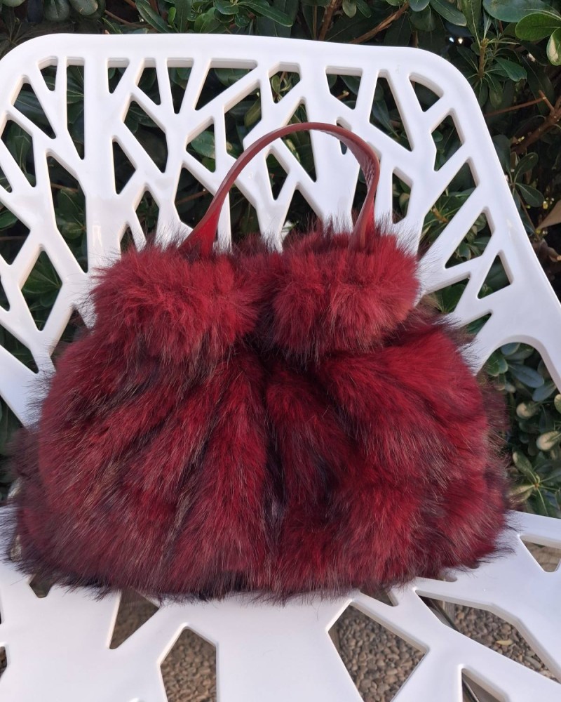 Γούνινο τσαντάκι με κόκκινες λεπτομέρεις