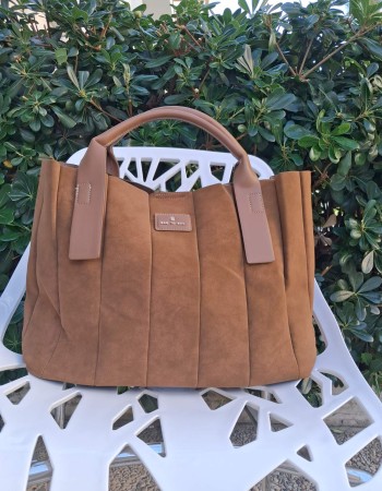 Τσάντα σουέτ σε κάμελ απόχρωση