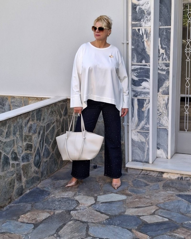 Άσπρη μακριμάνικη μπλούζα Άσπρη μακριμάνικη μπλούζα