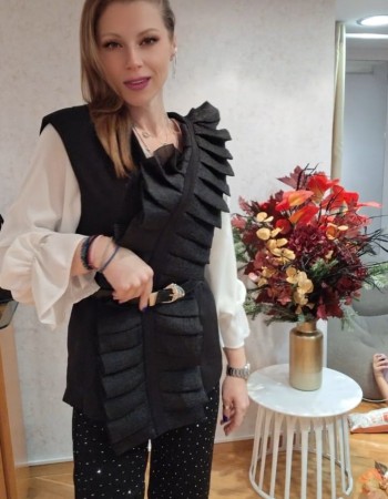 Γιλέκο με βολάν & ζώνη – Statement κομμάτι