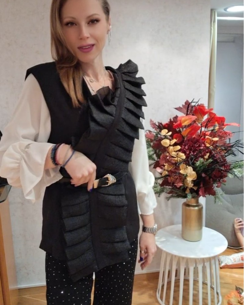 Γιλέκο με βολάν & ζώνη – Statement κομμάτι